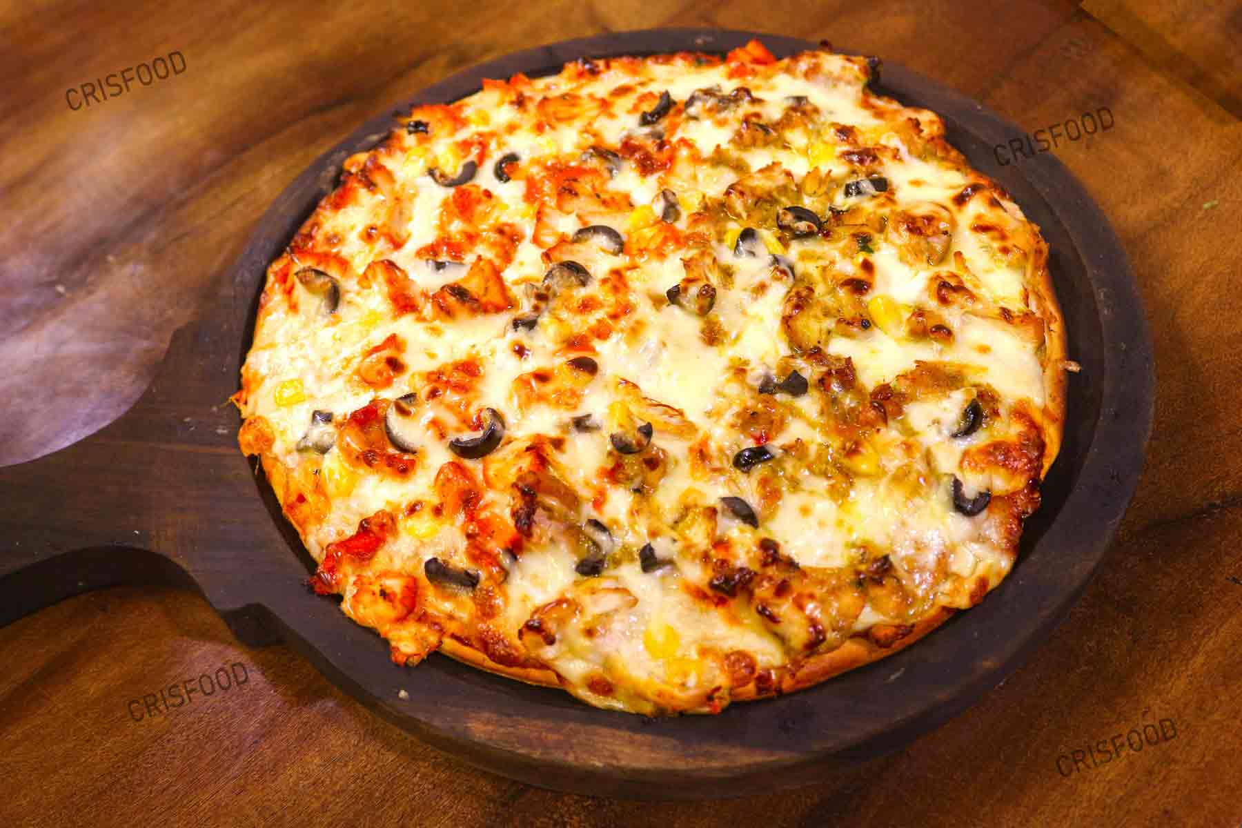 Chicken Dominator Pizza